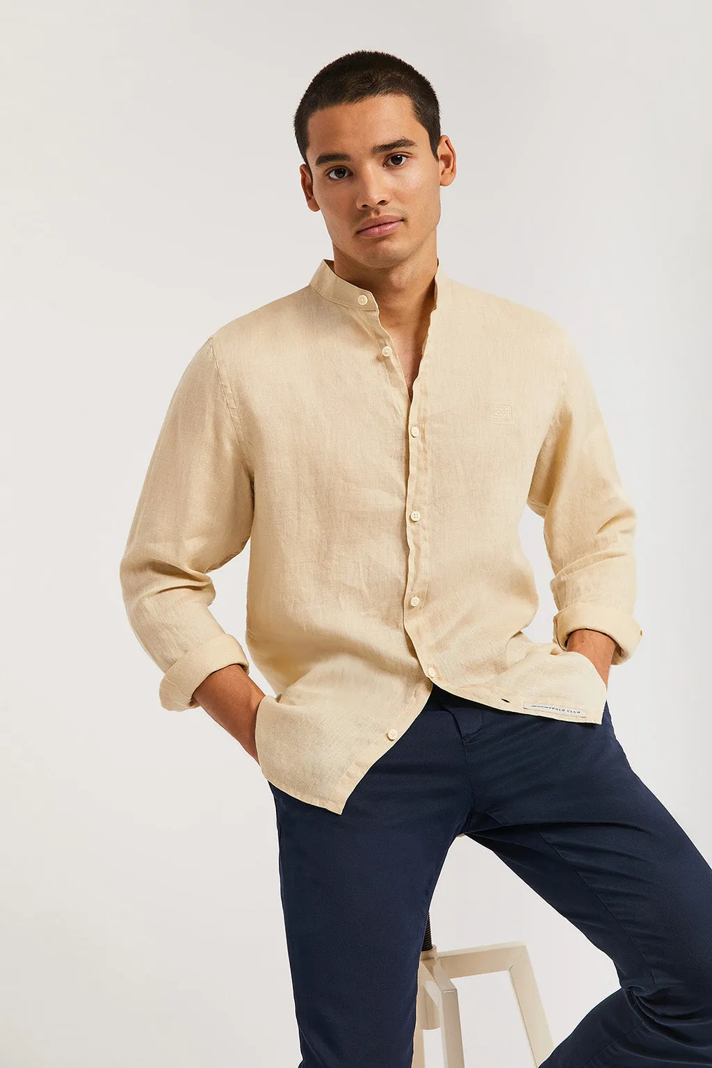 Camisa de lino beige con cuello mao y logo bordado